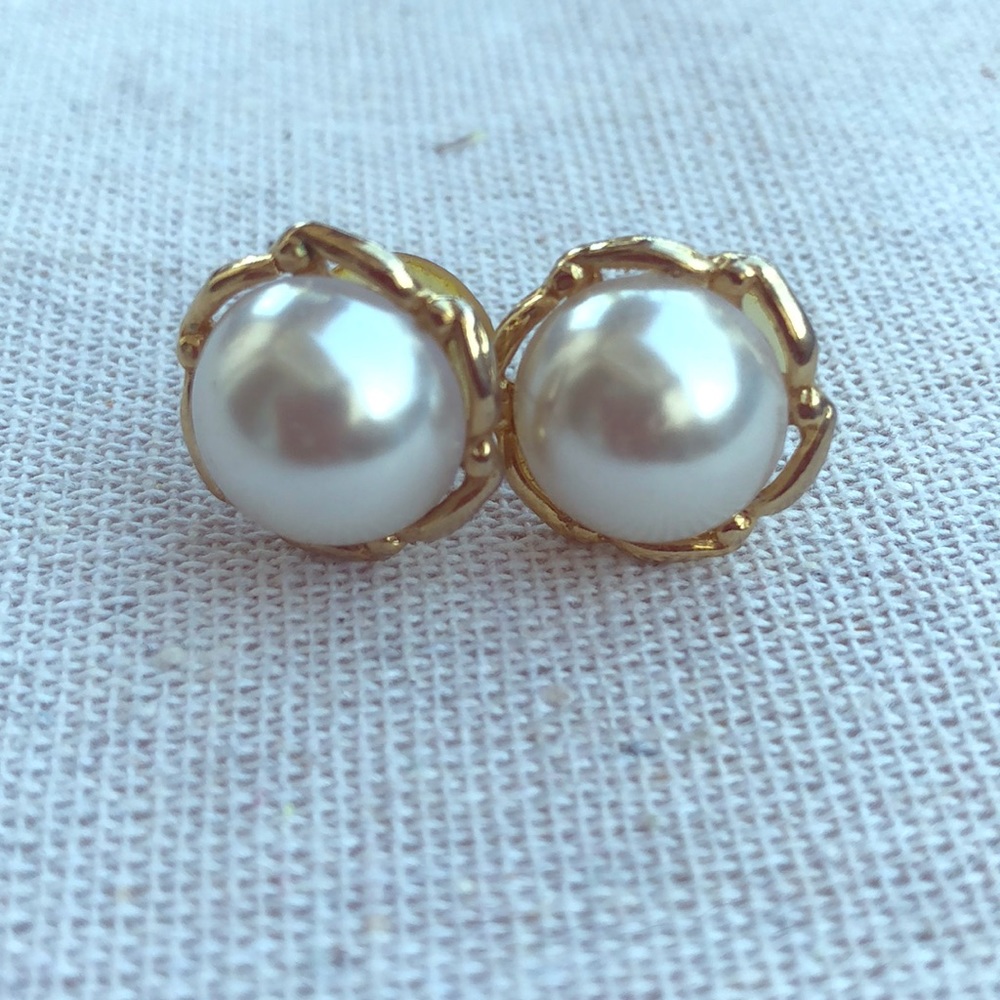 Vintage Gold and Pearl round earrings